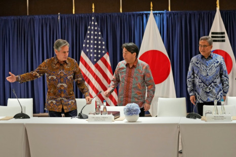 米国のトップ外交官がジャカルタでの東南アジア会議の傍ら、韓国と日本の外相と共同会談した