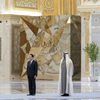 日本の岸田文雄首相を歓迎するUAEのシェイク・モハメッド・ビン・ザイード・アル・ナヒヤーン大統領（右）