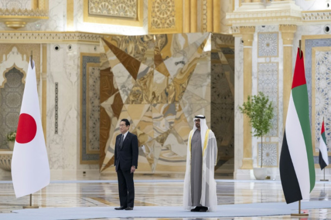 日本の岸田文雄首相を歓迎するUAEのシェイク・モハメッド・ビン・ザイード・アル・ナヒヤーン大統領（右）