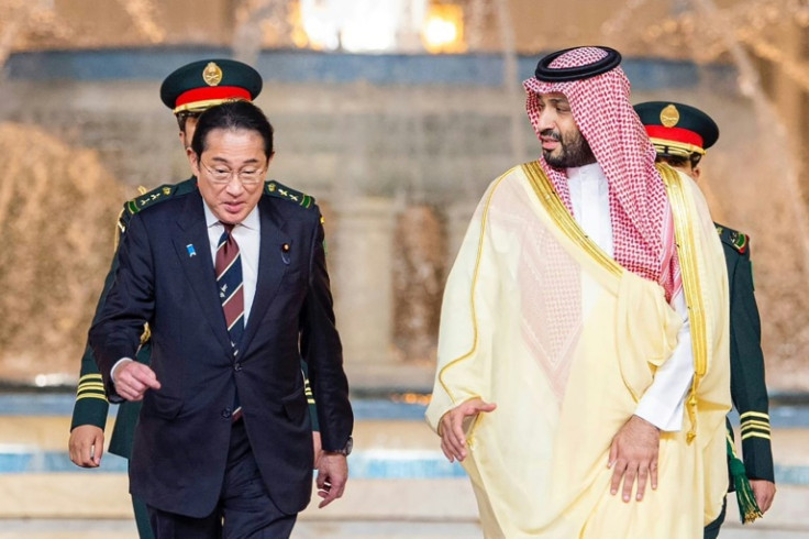 岸田外相はジッダでサウジアラビアの事実上の統治者ムハンマド・ビン・サルマン皇太子と会談後、ＵＡＥに到着した。