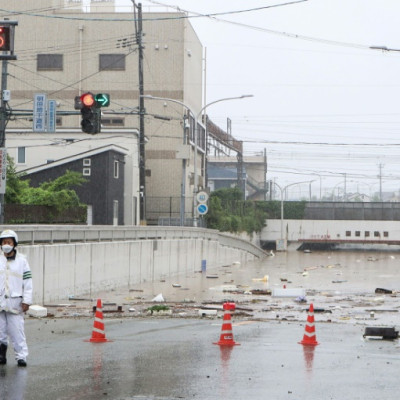 北日本を豪雨が襲い、日曜日には浸水した車の中で男性が死亡しているのが発見された。