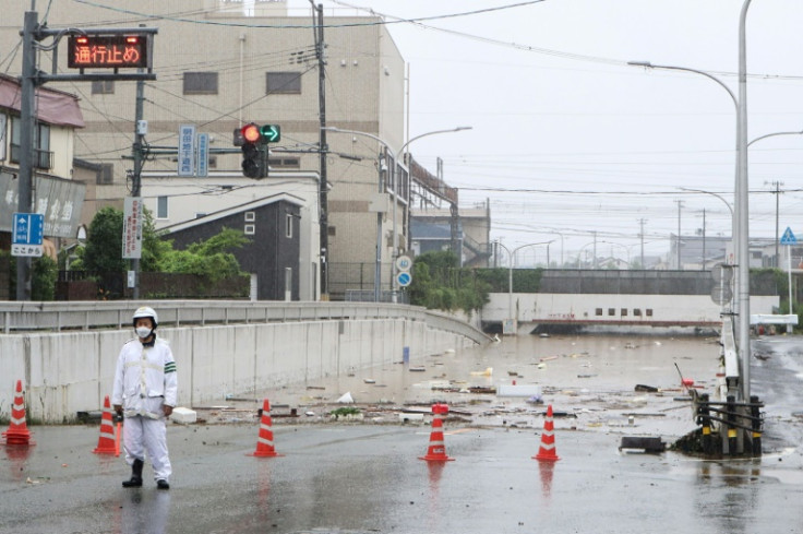 北日本を豪雨が襲い、日曜日には浸水した車の中で男性が死亡しているのが発見された。