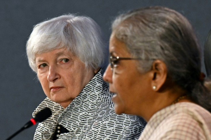 G20財務・中央銀行長官会合での記者会見でインドのニルマラ・シタラマン財務大臣の話を聞くジャネット・イエレン米財務長官（左）