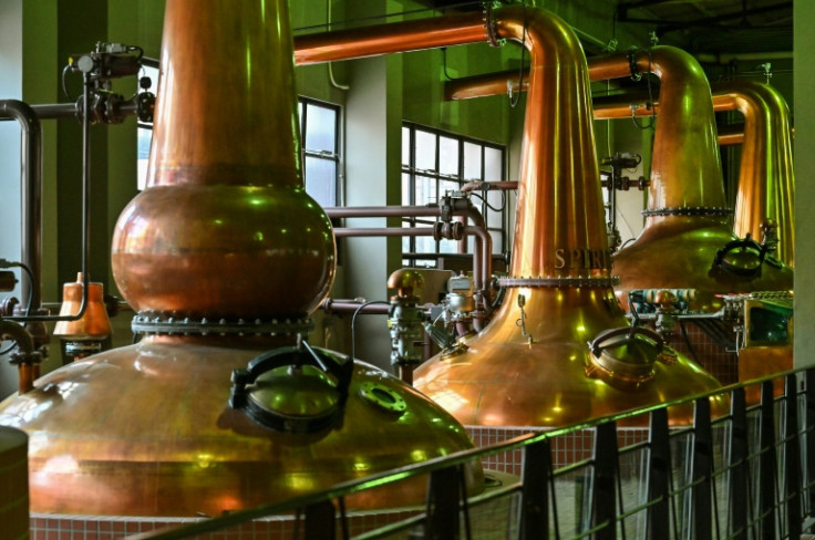さまざまな形やサイズの蒸留所独自の銅製蒸留器も、ブランドの特別な知名度に貢献しています。