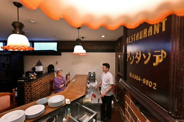 相次ぐ閉店は、日本の社会的・文化的構造を構成する専門的な職人技、ユニークなサービス、レストランのオリジナルレシピの喪失を意味する
