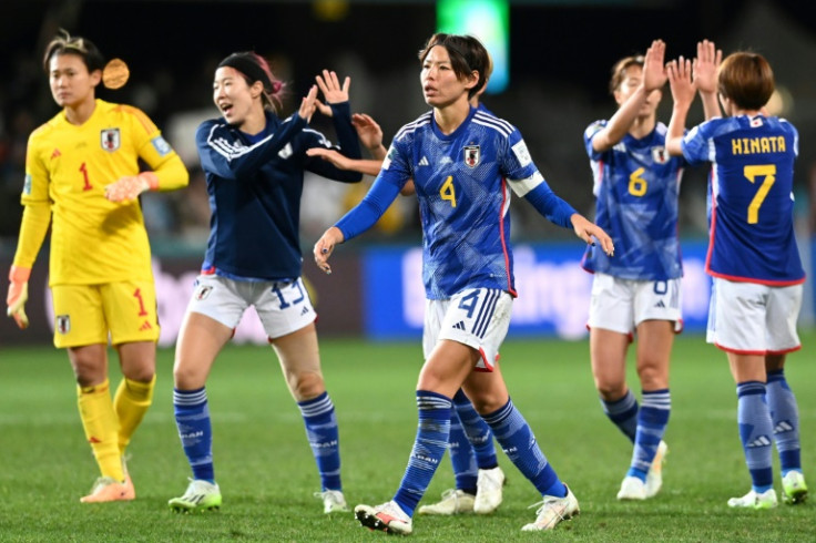 日本はコスタリカに勝利を祝う