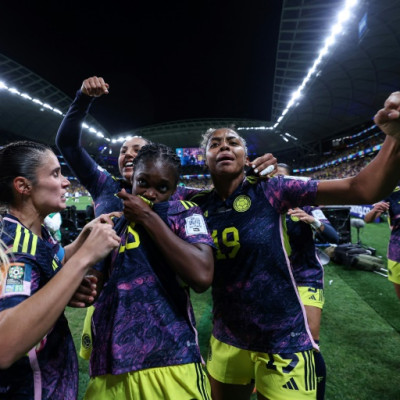 コロンビアのフォワード、リンダ・カイセドがチーム初ゴールを祝う