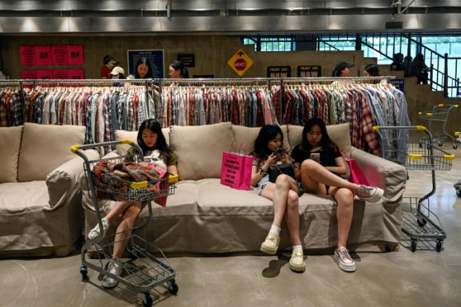 消費者需要の低迷により、中国では2年以上ぶりに価格が下落し、経済への懸念が高まっている