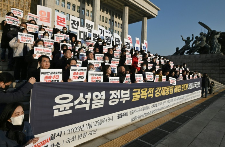 2023年1月の尹錫悦大統領による日本との和解に抗議するプラカードを掲げる韓国の野党議員と日本の強制労働被害者の支援者ら