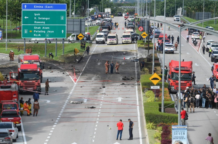 マレーシア中部セランゴール州の道路に軽飛行機が墜落し、搭乗していた8人、地上の2人が死亡したと当局が発表した。