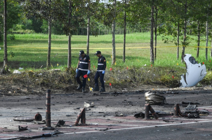 マレーシアの首都西で軽飛行機が墜落し、乗員8名と地上の運転手2名が死亡したと当局者が発表