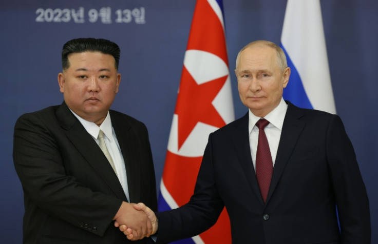 プーチン大統領（右）はロシア極東の宇宙港で金委員長（左）を歓迎しながら「両国間の協力と友好の強化」を称賛した