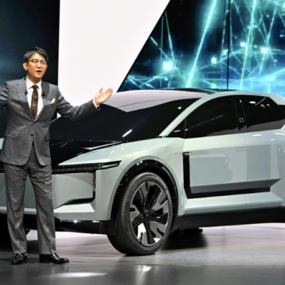 トヨタ自動車の佐藤幸治社長はジャパンモビリティショーで新しい電気自動車のコンセプトを披露したが、急成長する市場ではライバルに大きく遅れをとっている