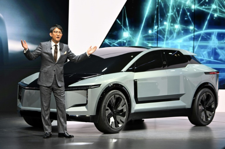 トヨタ自動車の佐藤幸治社長はジャパンモビリティショーで新しい電気自動車のコンセプトを披露したが、急成長する市場ではライバルに大きく遅れをとっている